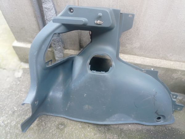 Обшивка багажника левая Toyota Yaris 3d 1999 - 2005 г.в, 6474052040