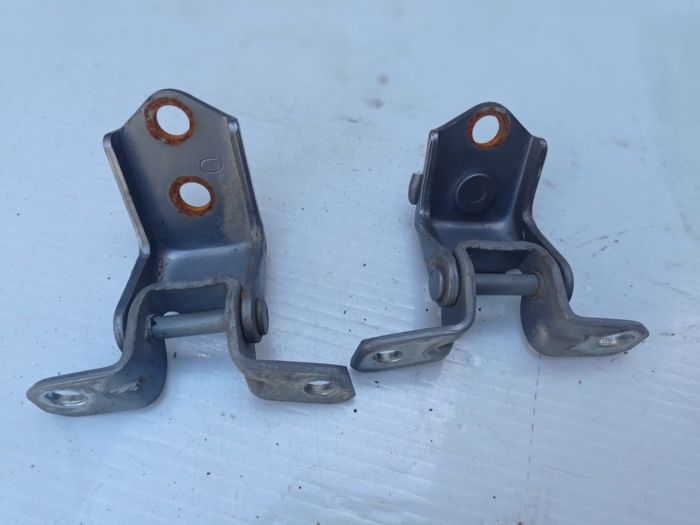 Петля правой задней двери нижняя/верхняя Mazda 3 BK 2004 - 2009 г.в., 2.3 бензин хэтчбек