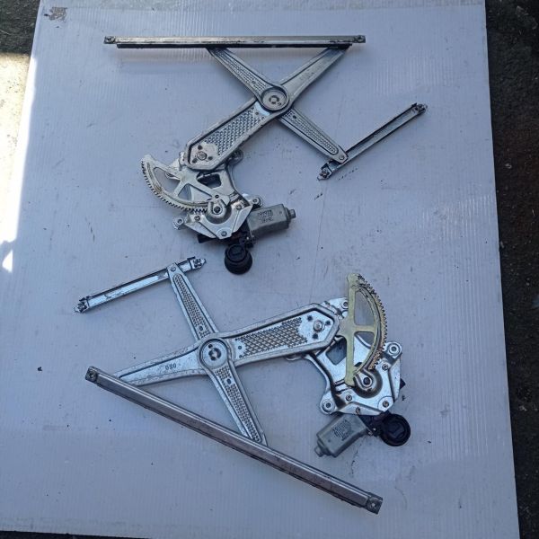Стеклоподъемник передний правый Toyota Yaris 3d 2pin 1999 - 2005 г.в, 85720-52030