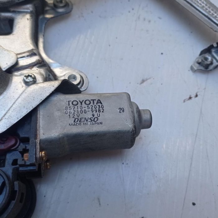 Стеклоподъемник передний правый Toyota Yaris 3d 2pin 1999 - 2005 г.в, 85720-52030