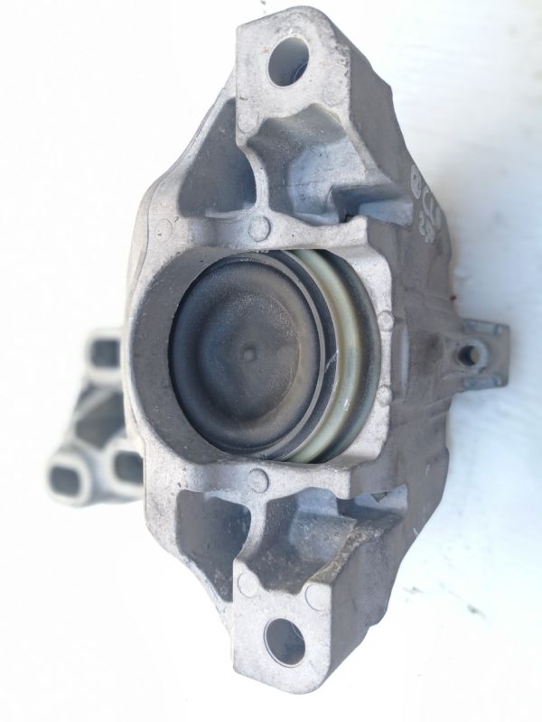 Подушка, опора двигателя левая Mercedes-Benz CLA 250, A2462400617
