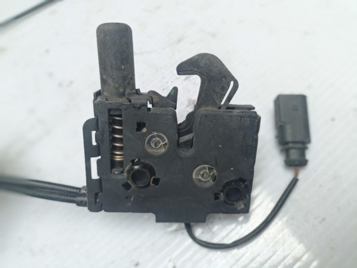 Замок капота audi Q5, 80A823509