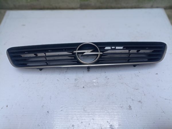 Решетка радиатора Opel Astra G, 90587100