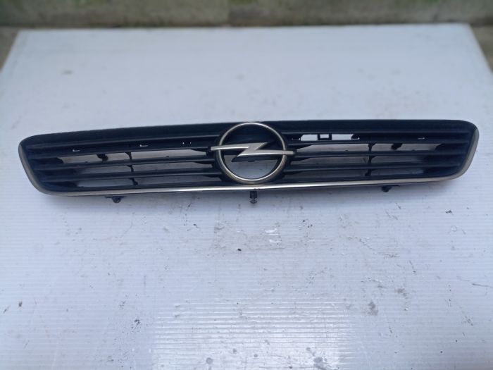 Решетка радиатора Opel Astra G, 90587100