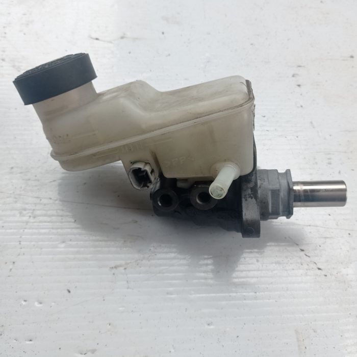 Главный тормозной цилиндр Toyota Yaris 3d 1999 - 2005 г.в, 1.3 бензин