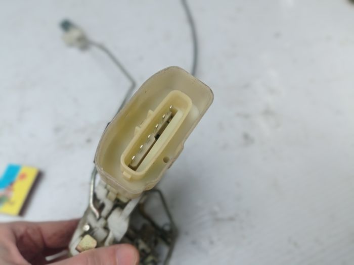 Замок двері лівий 6pin Toyota Yaris 3d 1999 - 2005 р.в., 1.3 бензин