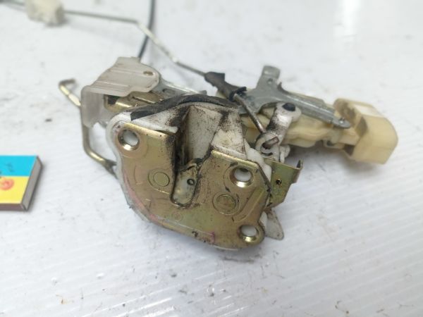Замок двери левый 6pin Toyota Yaris 3d 1999 - 2005 г.в, 1.3 бензин