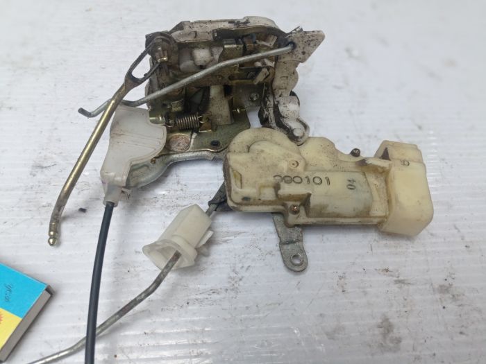 Замок двері лівий 6pin Toyota Yaris 3d 1999 - 2005 р.в., 1.3 бензин