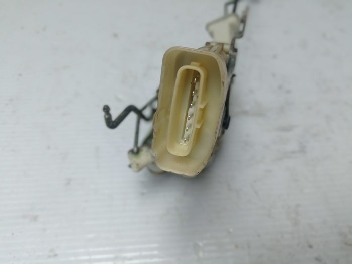 Замок двери правый 6pin Toyota Yaris 3d 1999 - 2005 г.в, 1.3 бензин