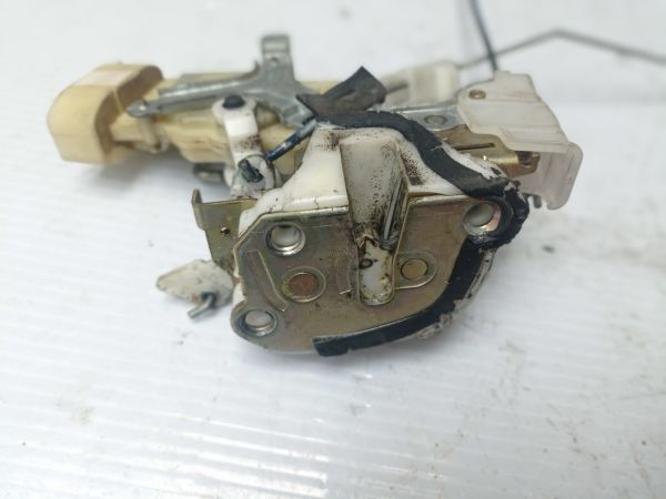 Замок двери правый 6pin Toyota Yaris 3d 1999 - 2005 г.в, 1.3 бензин