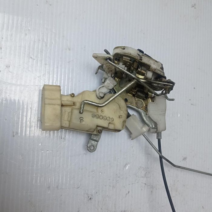 Замок двери правый 6pin Toyota Yaris 3d 1999 - 2005 г.в, 1.3 бензин