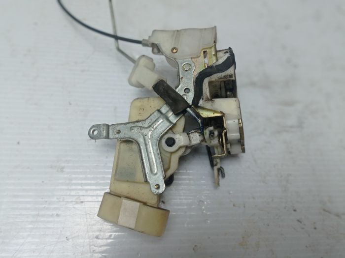 Замок двери правый 6pin Toyota Yaris 3d 1999 - 2005 г.в, 1.3 бензин