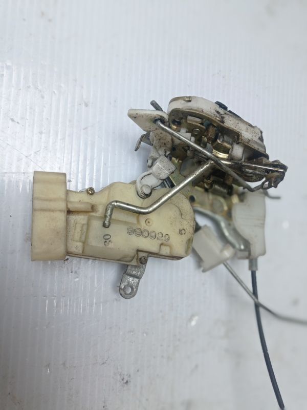 Замок двери правый 6pin Toyota Yaris 3d 1999 - 2005 г.в, 1.3 бензин
