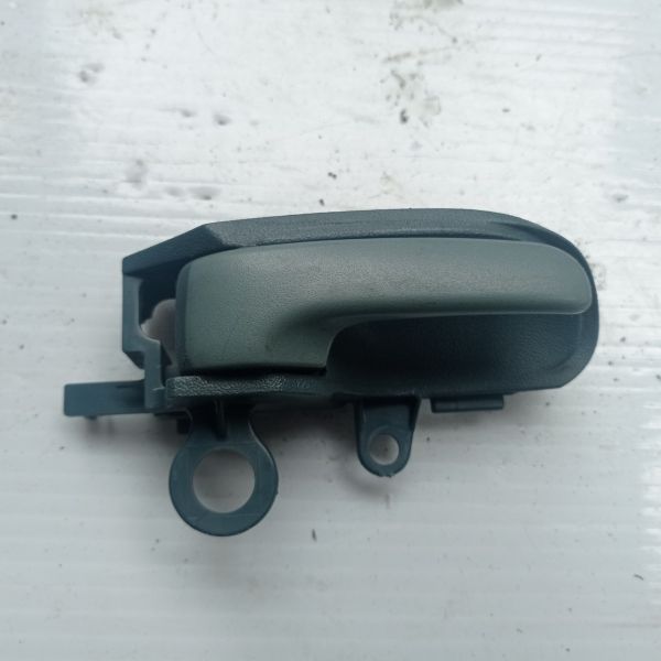 Ручка открывания двери правая внутренняя Toyota Yaris 3d 1999 - 2005 г.в, 1.3 бензин