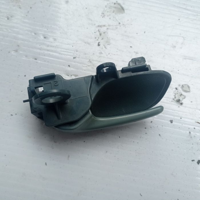 Ручка открывания двери левая внутренняя Toyota Yaris 3d 1999 - 2005 г.в, 1.3 бензин (имеет повреждение)