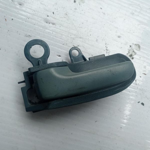 Ручка открывания двери левая внутренняя Toyota Yaris 3d 1999 - 2005 г.в, 1.3 бензин (имеет повреждение)