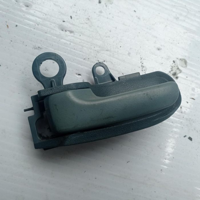 Ручка открывания двери левая внутренняя Toyota Yaris 3d 1999 - 2005 г.в, 1.3 бензин (имеет повреждение)