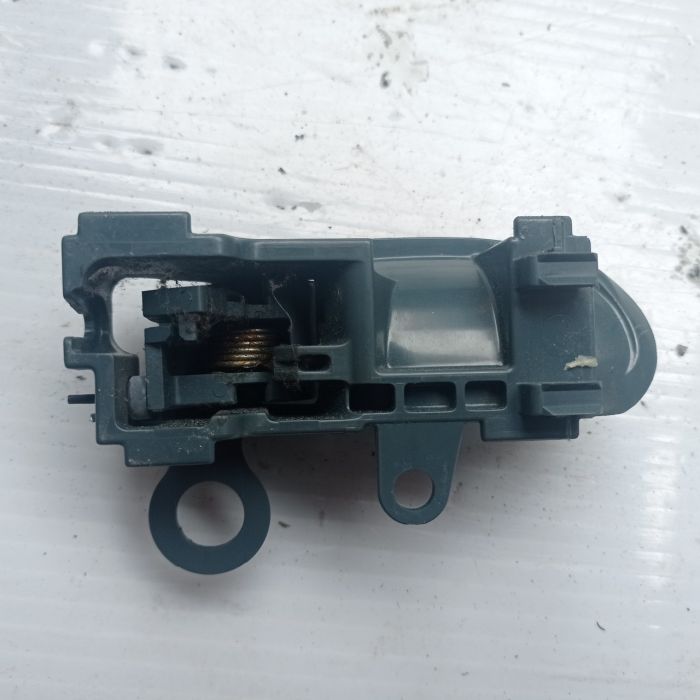 Ручка открывания двери левая внутренняя Toyota Yaris 3d 1999 - 2005 г.в, 1.3 бензин (имеет повреждение)