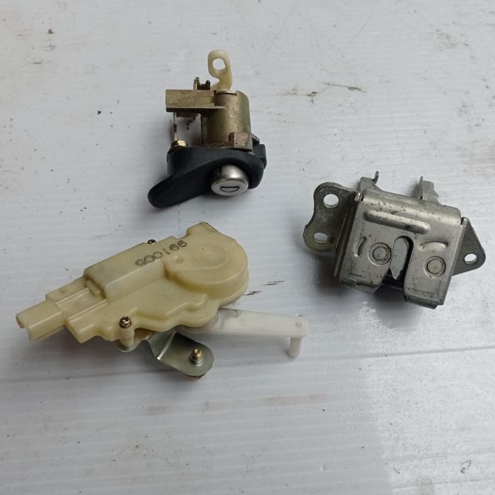 Замок багажника Toyota Yaris 3d 1999 - 2005 р.в., 1.3 бензин