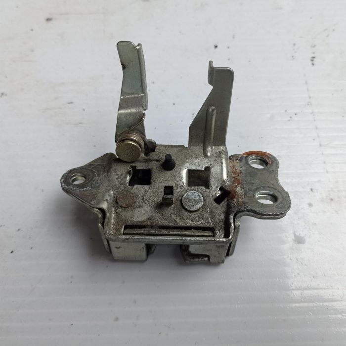 Замок багажника Toyota Yaris 3d 1999 - 2005 р.в., 1.3 бензин