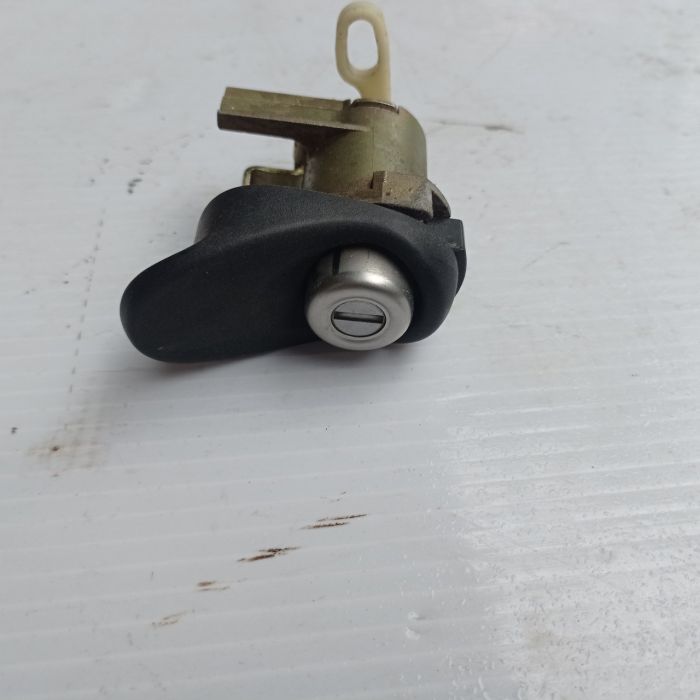 Замок багажника Toyota Yaris 3d 1999 - 2005 р.в., 1.3 бензин