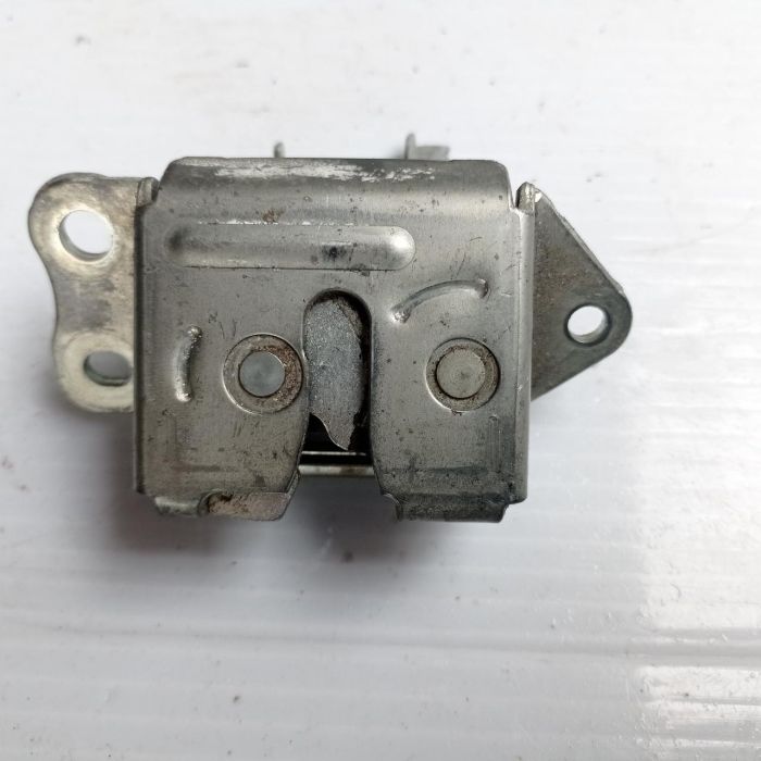 Замок багажника Toyota Yaris 3d 1999 - 2005 р.в., 1.3 бензин