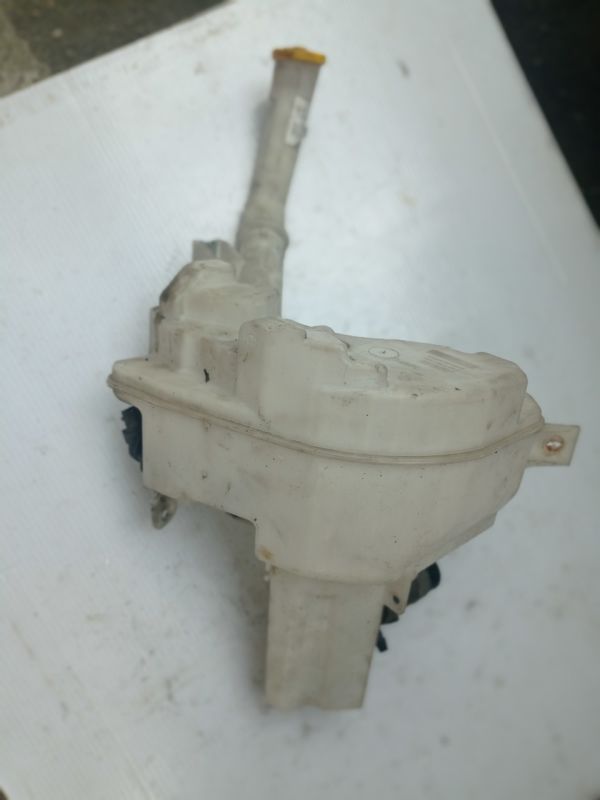 Бачок омывателя Mazda 3 BK 2004 - 2009 г.в., хэтчбек 1.6 бензин, 860142728