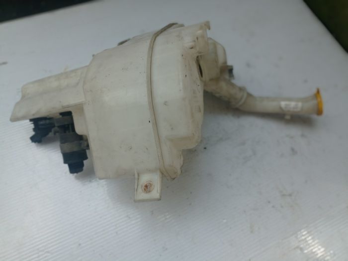 Бачок омывателя Mazda 3 BK 2004 - 2009 г.в., хэтчбек 1.6 бензин, 860142728