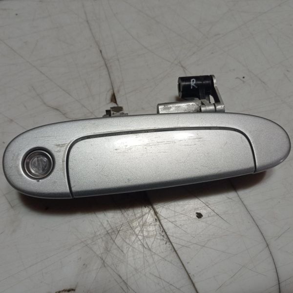 Ручка двери правая наружная Toyota Yaris 3d 1999 - 2005 г.в