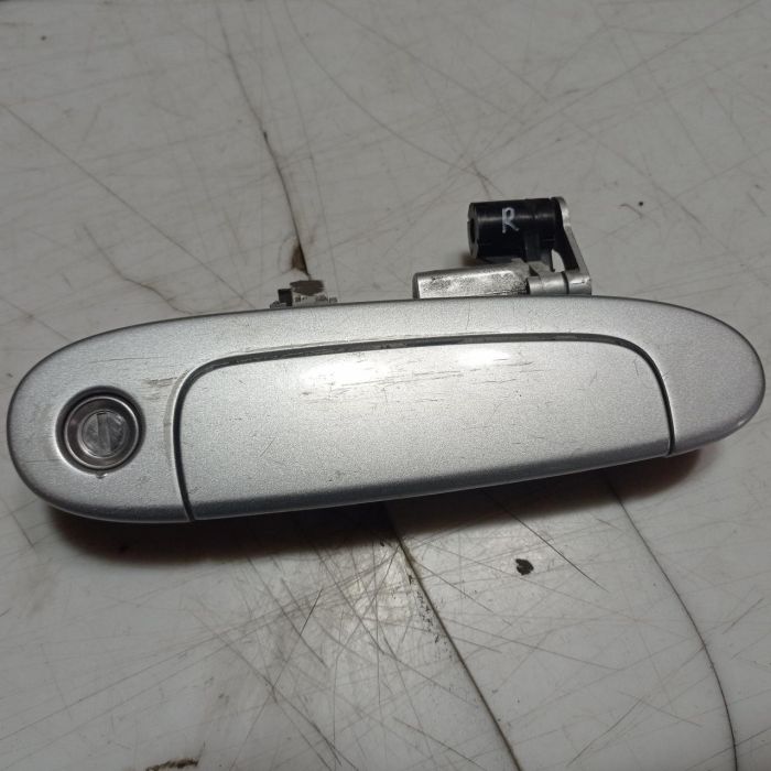 Ручка дверей права зовнішня Toyota Yaris 3d 1999 - 2005 р.в.