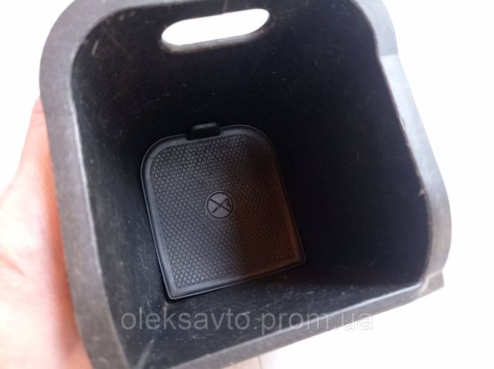 Бардачок туннеля Mercedes-Benz CLA 250, A1766830605