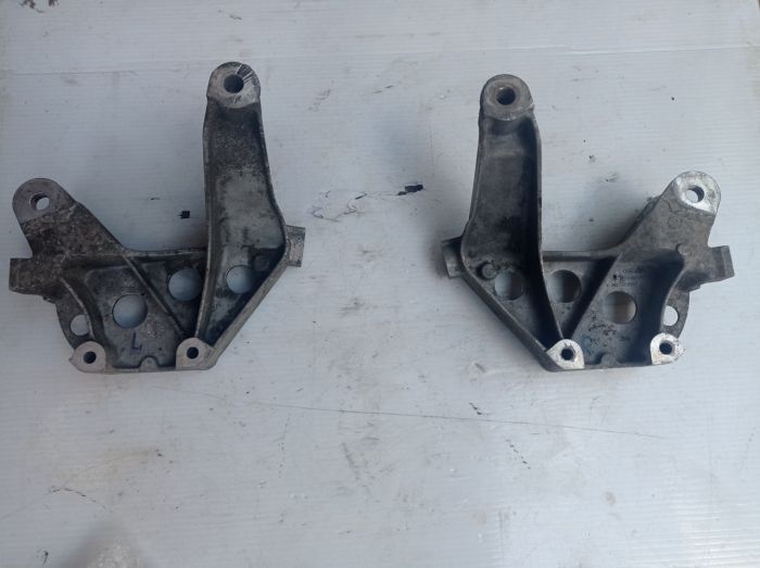 Кронштейн рычага правый Volkswagen Lupo 3L 1.2 tdi, 6E0199294A