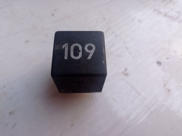 Реле 109 топливного насоса 357906381A