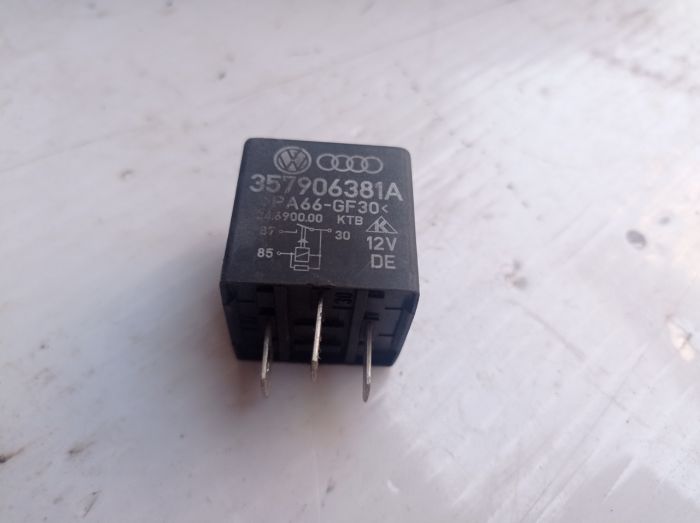 Реле 109 паливного насоса 357906381A