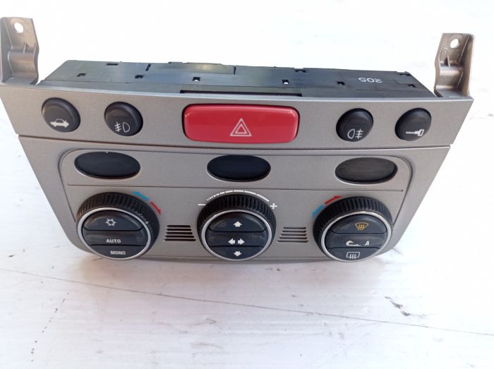 Панель управления климатом Alfa Romeo 5D 147 1.6 бензин рестайлинг, 01560513690