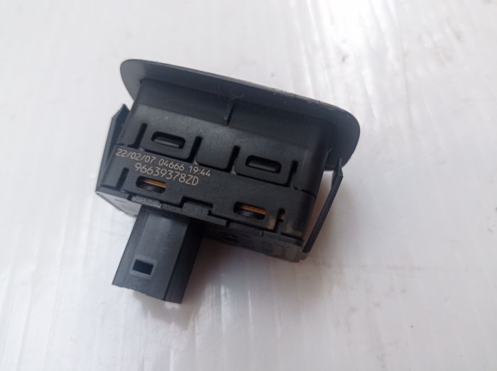 Кнопка стеклоподъемника задняя Citroen C4 Picasso 2007 г.в, 96639378zd