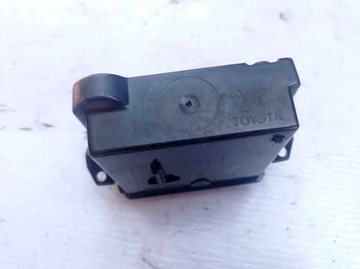 Пепельница Toyota Avensis Т22 2.0 D-4D, 74102-05030