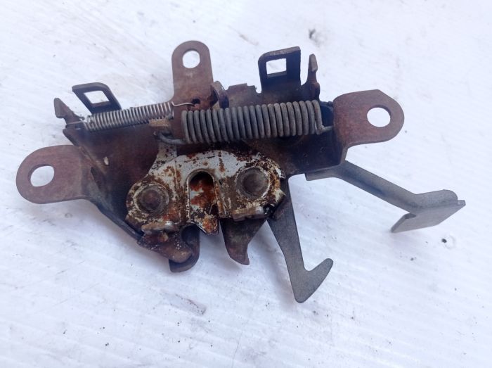 Замок капота Toyota Avensis Т22 2.0 D-4D, 5351005020