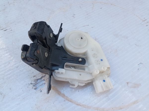 Замок крышки багажника Toyota Yaris II 05-11, 693500d100
