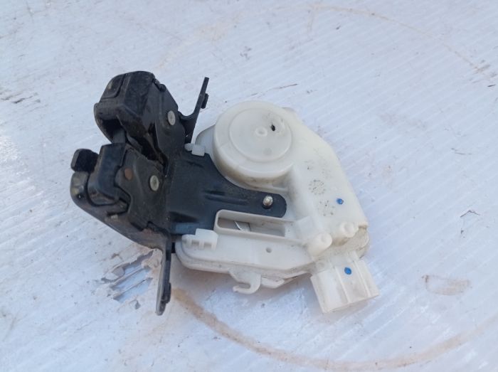 Замок крышки багажника Toyota Yaris II 05-11, 693500d100