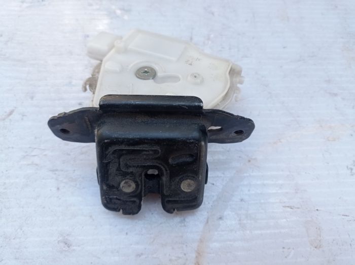 Замок крышки багажника Toyota Yaris II 05-11, 693500d100