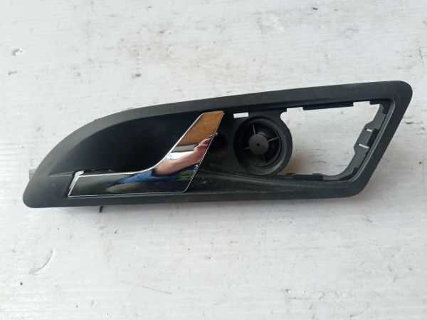 Ручка двери внутренняя левая VAG Skoda Octavia A5 2009 - 2013 г.в., 1z0837247