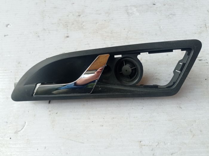 Ручка двери внутренняя левая VAG Skoda Octavia A5 2009 - 2013 г.в., 1z0837247
