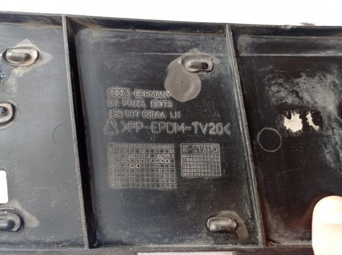 Заглушка/ решітка протитуманних фар бампера переднього, права, ліва VAG, 4B0807681AA, 4B0807682AA