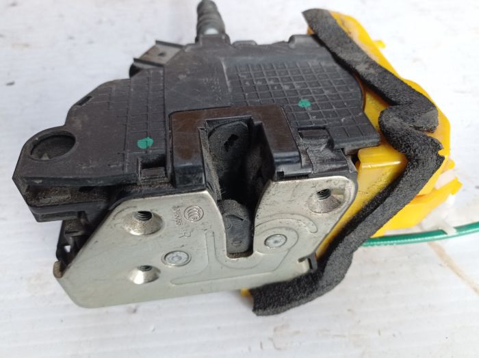 Замок двері правий передній Hyundai i30 4PIN 12-17, 81320-a6010