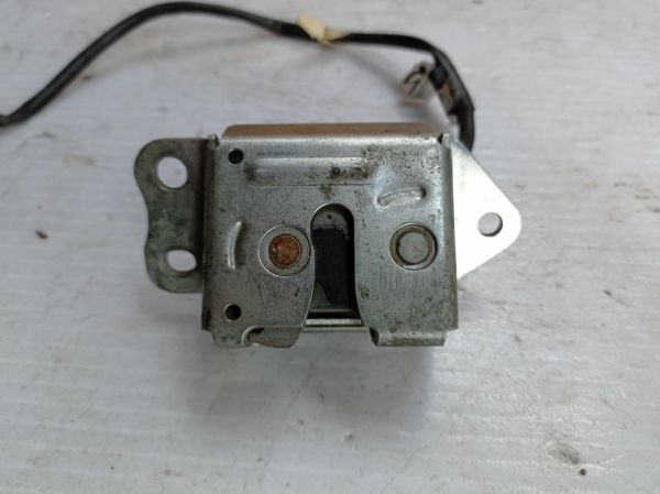 Замок багажника Toyota Yaris, 1999 - 2005 г.в., 1.3 бензин