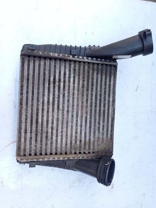 Радиатор интеркулера левый Volkswagen Touareg 2002 - 2009 г.в., 7L0145803 А