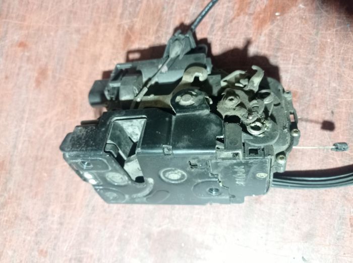 Замок левой двери Volkswagen Lupo 8 pin