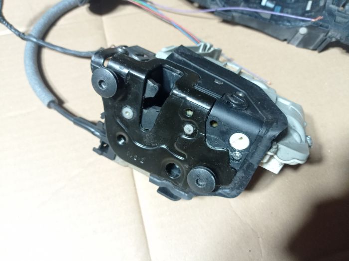 Замок правих задніх дверей VAG Porsche AUDI A4 B8, 8KO839016, 5N0839885H