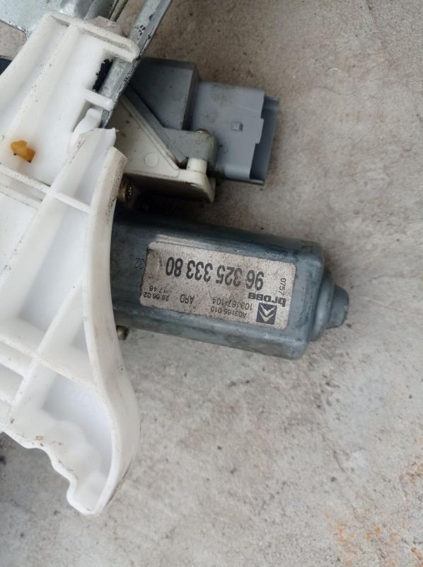 Стеклоподъемник правый задний Citroen C5 2.0 16V 2001 - 2004 г.в., универсал, 9632533380